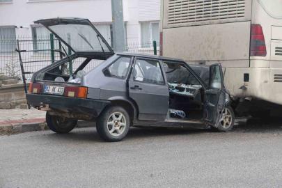 Otomobil park halindeki otobüse çarptı: 1 yaralı