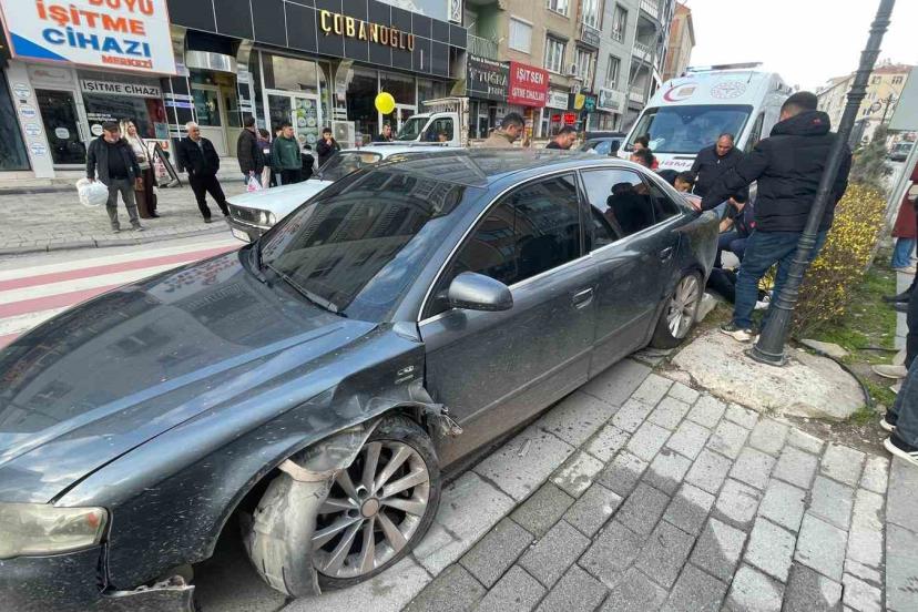 Otomobil refüjdeki dubalara çarptı: 1 yaralı