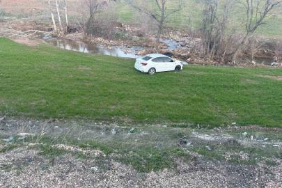 Otomobil tarlaya yuvarlandı: 2 yaralı