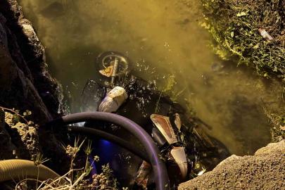 Otomobilin çarptığı elektrikli bisiklet kanala düştü: 1 ölü, 1 yaralı