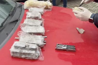 Otomobilin kapılarına zulalanmış cephanelik polis ekiplerince yakalandı