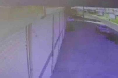 Otomobilin park halindeki aracı biçtiği kaza güvenlik kamerasında