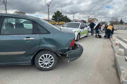 Otomobillerin çarpıştığı an kameraya yansıdı: 1 yaralı