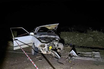Otomobillerin kafa kafaya çarpıştığı kazada 1 kişi öldü, 1 kişi yaralandı