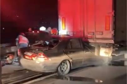 Otoyolda kontrolden çıkan otomobil, tıra arkadan çarptı: 1 yaralı