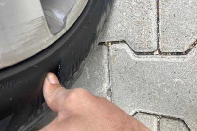 Park halindeki aracın lastikleri kesildi