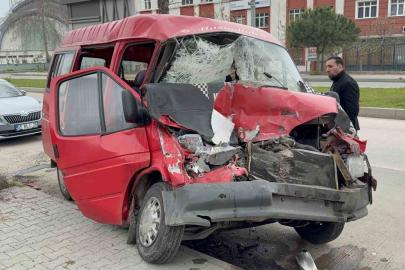 Park halindeki kamyonete çarpan minibüs kağıt gibi ezildi