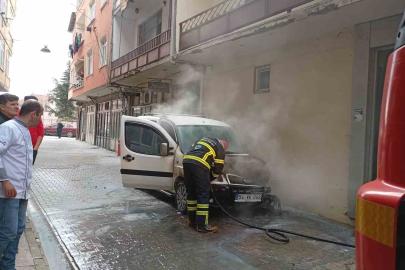 Park halindeki otomobilde çıkan yangın söndürüldü