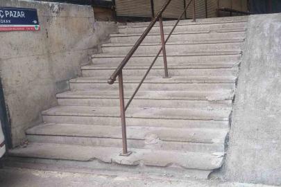 Pazar yerine yapılan engelli rampaları tepki çekti