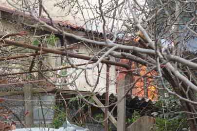 Pendik’te tek katlı ev alevlere teslim oldu