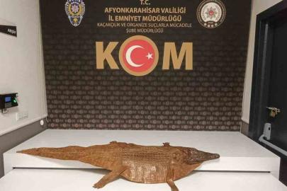 Polis durdurduğu araçta timsah derisi ele geçirdi