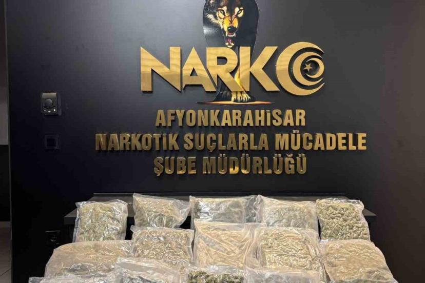 Polis kolilerle taşınan 9 kilogram uyuşturucu madde ele geçirdi