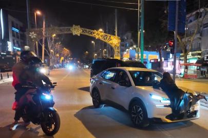 Polis uygulamasında ilginç anlar: Alkollü yolcu çakar iddiasıyla aracın önüne atladı