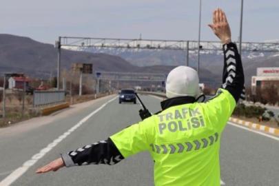 Polisin ‘dur’ ihtarını uymayan ehliyetsiz sürücüye 542 bin lira ceza