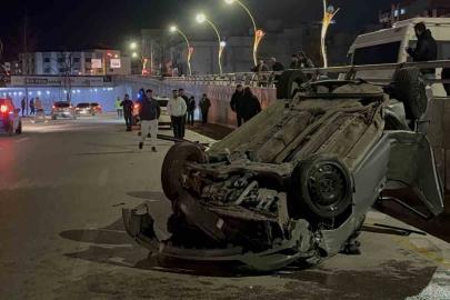 Refüjdeki direğe çarparak karşı şeride geçen otomobil takla attı: 2 yaralı