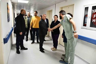 Rektör Sözbir sağlık çalışanları, hasta ve yakınları ile bayramlaştı