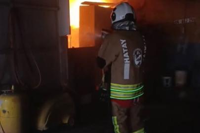 Reyhanlı’da iş yeri alevlere teslim oldu