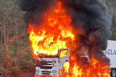 Rize’de arızalanan tır alev alev yandı