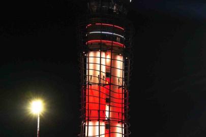 Sabiha Gökçen’de Çanakkale ruhu gökyüzüne yansıdı: ATC, Türk bayrağı renkleriyle aydınlatıldı