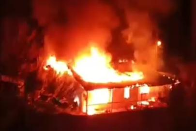 Saimbeyli’de alev alev yanan ev kullanılamaz hale geldi