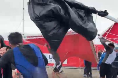 Salda Duatlonu Türkiye Kupası’nda şiddetli rüzgar çadır ve bariyerleri uçurdu, o anlar kameralara yansıdı