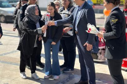 Salihli’de kadına yönelik şiddete karşı bilgilendirme stantları kuruldu