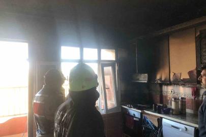 Samandağ’da evin mutfağından alevler yükseldi