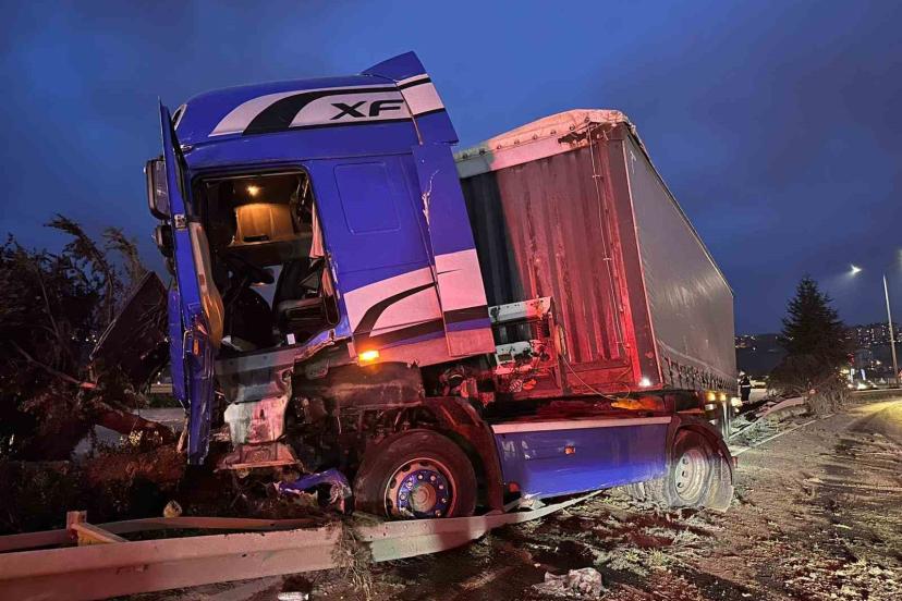 Samsun’da tır devrildi: 1 yaralı