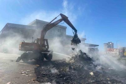 Sanayi sitesinde hurda yangını iş yerlerine sıçramadan söndürüldü