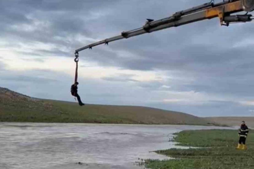 Şanlıurfa’da dere sularına kapılan traktör sürücüsü vinçle kurtarıldı