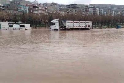 Şanlıurfa’da sağanak yağış sele dönüştü: Ev ve oteli su bastı