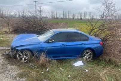 Şarampole giren otomobilde 3 kişi yaralandı