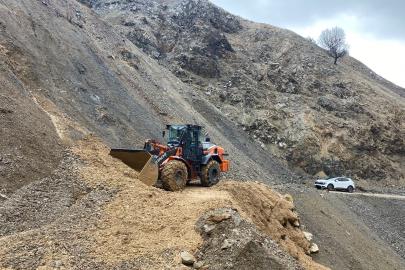 Sason’da heyelan nedeniyle ulaşıma kapanan köy yolu ulaşıma açıldı