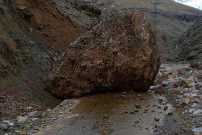 Sason’da yamaçtan düşen kaya, köy yolunu ulaşıma kapattı