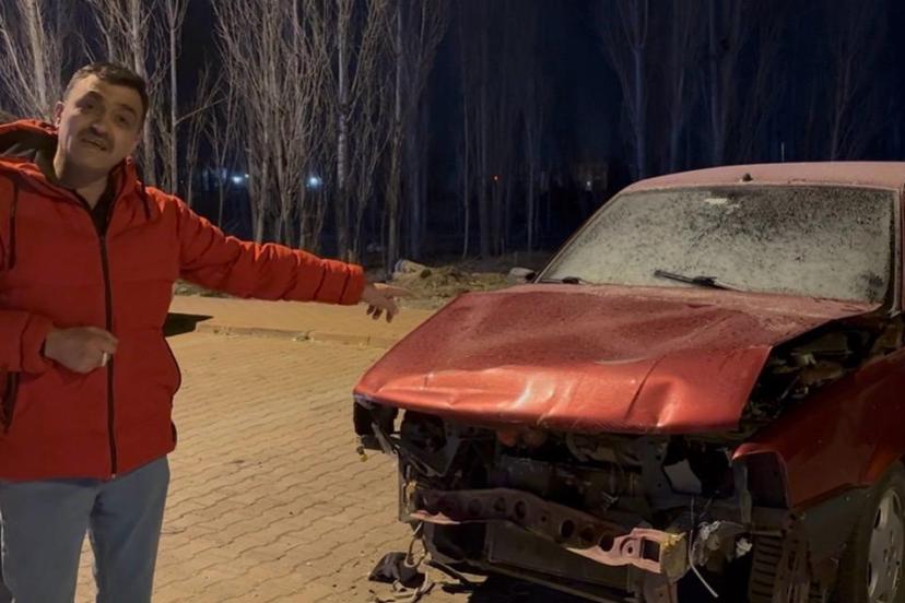 Sattığı otomobilin parasını beklerken, kazalı haliyle karşılaştı