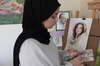 Savaşın içinden doğan sanatçı: Kadınların hikayesini tuvale yansıtıyor