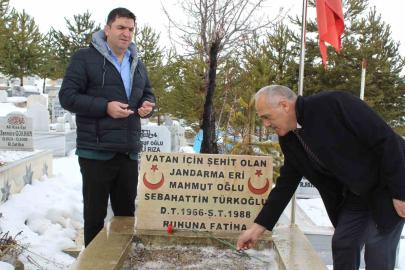 Şehitler kabirleri başında dualarla anıldı