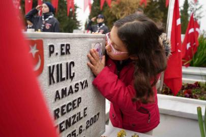 Şehitleri Anma Günü’nde anlamlı öpücük