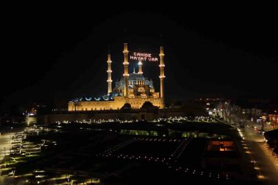 Selimiye Camii’nde mahya mesajı değişti: "Camide Hayat Var"