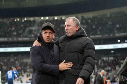 Sergen Yalçın, Emre Belözoğlu’na karşı ilk galibiyetini aldı