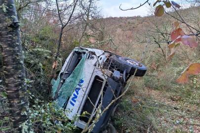 Servis aracı uçuruma yuvarlandı: 1 yaralı