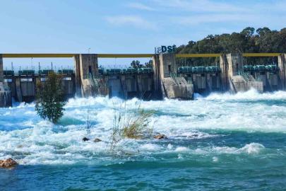 Seyhan Barajı’nda kapaklar açıldı: Çağlayan sular Seyhan Nehri ile buluştu