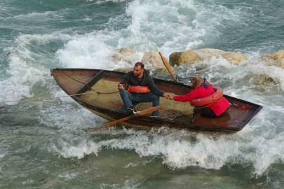 Seyhan Nehri’nde can pazarı: Ele ele tutuşup yardım beklediler
