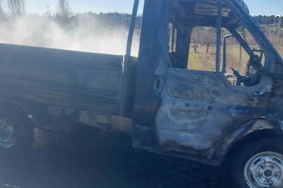 Seyir halindeki kamyonet alev alev yandı
