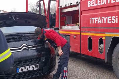 Seyir halindeki minibüste yangın paniği