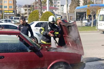 Seyir halindeki otomobil alev aldı