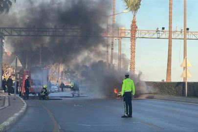 Seyir halindeki otomobil alev alev yandı: 2 kişi son anda kurtuldu