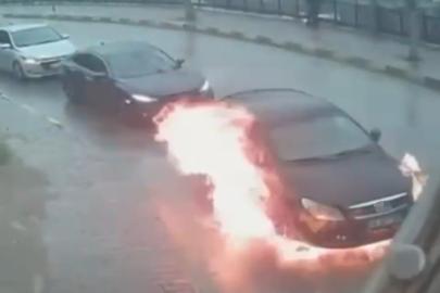 Seyir halindeki otomobil alev topuna döndü