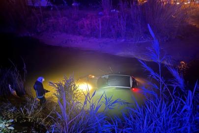 Seyir halindeki otomobil dereye uçtu, sürücü yaralandı
