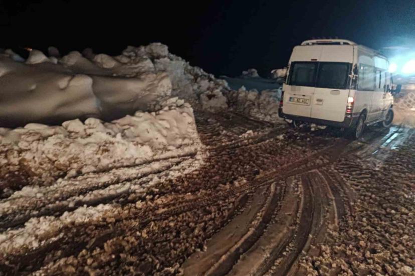 Siirt’te kar ve heyelan ulaşımı aksattı. Mahsur kalan vatandaşlar kurtarıldı